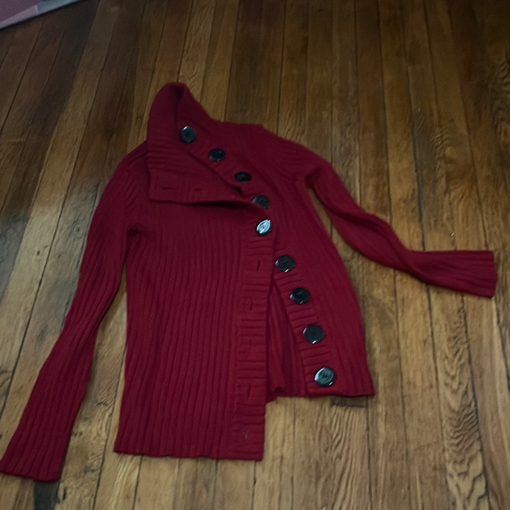 Asymmetrical buttoned cardigan.